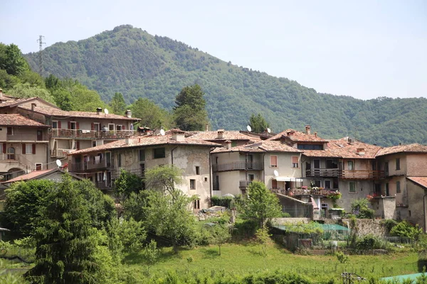 Vista Del Pequeño Pueblo Costa Gargnano Las Montañas Del Lago —  Fotos de Stock