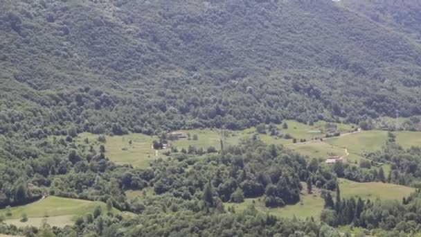 Vista Del Pequeño Pueblo Costa Gargnano Las Montañas Del Lago — Vídeos de Stock