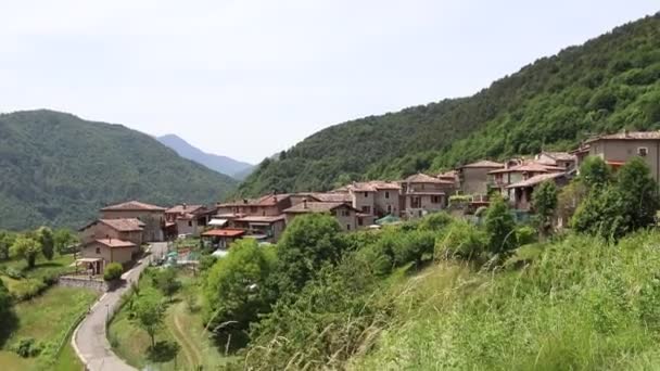 Vista Del Pequeño Pueblo Costa Gargnano Las Montañas Del Lago — Vídeos de Stock