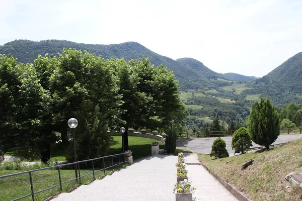 Vista Para Pequena Aldeia Costa Gargnano Nas Montanhas Lago Garda — Fotografia de Stock
