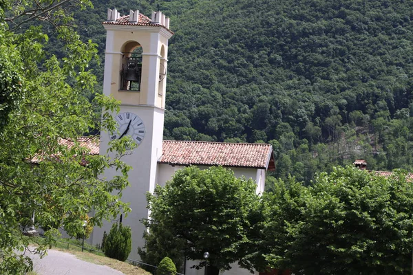 Vista Del Piccolo Borgo Costa Gargnano Sulle Montagne Del Lago — Foto Stock