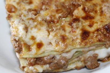 Kıyma bolognese sos ve beşamel sos ile yapılan geleneksel lazanya