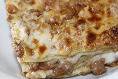 Kıyma bolognese sos ve beşamel sos ile yapılan geleneksel lazanya