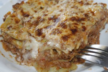 Kıyma bolognese sos ve beşamel sos ile yapılan geleneksel lazanya