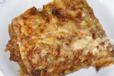 Kıyma bolognese sos ve beşamel sos ile yapılan geleneksel lazanya