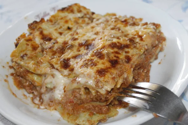 Kıyma bolognese sos ve beşamel sos ile yapılan geleneksel lazanya