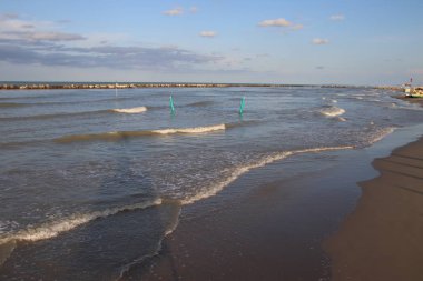 Sahildeki deniz dalgaları. Okyanusta dalgalarda sörf yapmak. Deniz dalgaları. Deniz dalgaları. Okyanus kıyısında deniz dalgaları. Deniz köpüğü dalgalarının arka planı. Deniz kıyısında, okyanusta..