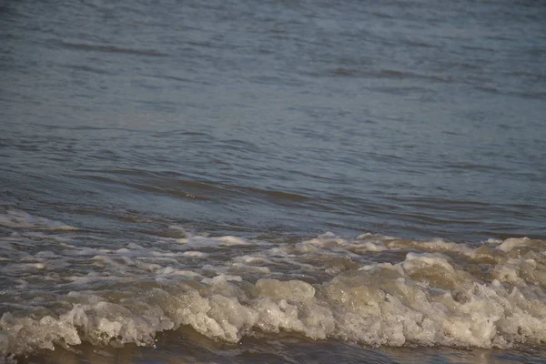海滩海岸上的海浪 在海里乘风破浪 海面上的海浪 海泡波的背景 在海滨 海洋登陆 — 图库照片