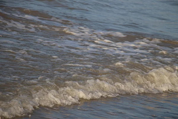 海滩海岸上的海浪 在海里乘风破浪 海面上的海浪 海泡波的背景 在海滨 海洋登陆 — 图库照片