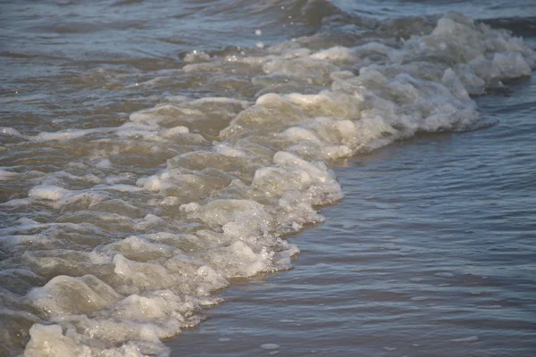 海滩海岸上的海浪 在海里乘风破浪 海面上的海浪 海泡波的背景 在海滨 海洋登陆 — 图库照片