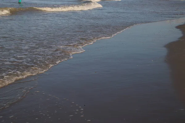 海滩海岸上的海浪 在海里乘风破浪 海面上的海浪 海泡波的背景 在海滨 海洋登陆 — 图库照片