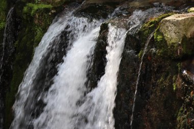 İtalya 'da yazın çok güzel bir şelale olur. Hızlı bir şelale.. 