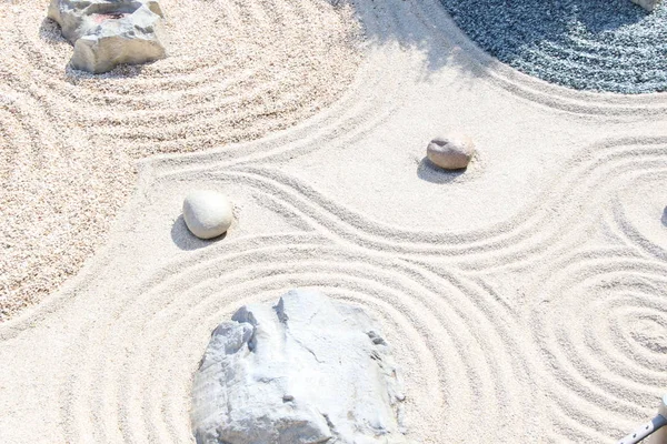 Zen Gartenmuster Auf Sand Und Stein Ansicht Von Oben Meditation lizenzfreie Stockbilder