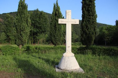 İtalya 'da mermer haç mavi bulutlu gökyüzüne karşı