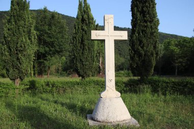 İtalya 'da mermer haç mavi bulutlu gökyüzüne karşı