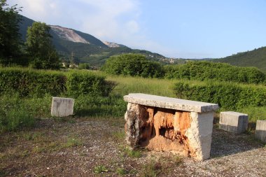 İtalya 'da bir çayırda küçük bir taş sunak.