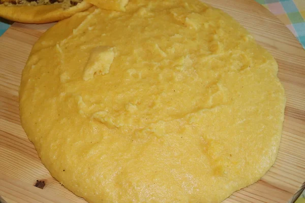 意大利传统的玉米粥 一盘煮熟的玉米粉 — 图库照片