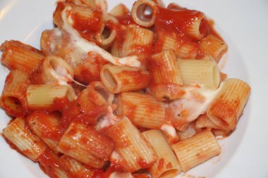 Domates, peynir ve taze fesleğenle doldurulmuş makarna.