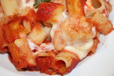 Domates, peynir ve taze fesleğenle doldurulmuş makarna.