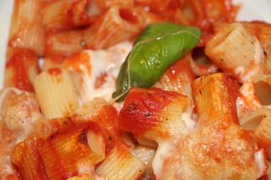 Domates, peynir ve taze fesleğenle doldurulmuş makarna.