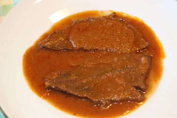 Rebanadas Carne Estofada Plato Con Salsa —  Fotos de Stock