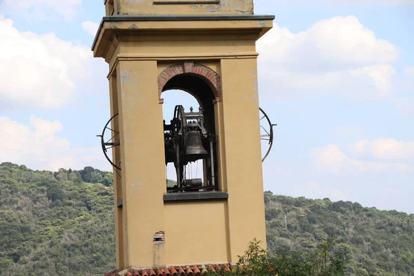 Torre Sineira Uma Pequena Igreja Itália — Fotografia de Stock