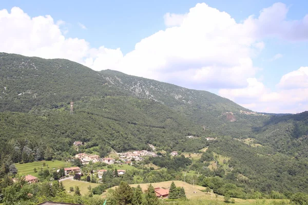 Vista Pequeño Pueblo Las Montañas Norte Italia — Foto de Stock