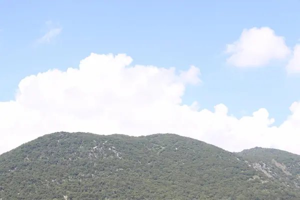 緑の山と青い空の眺め — ストック写真
