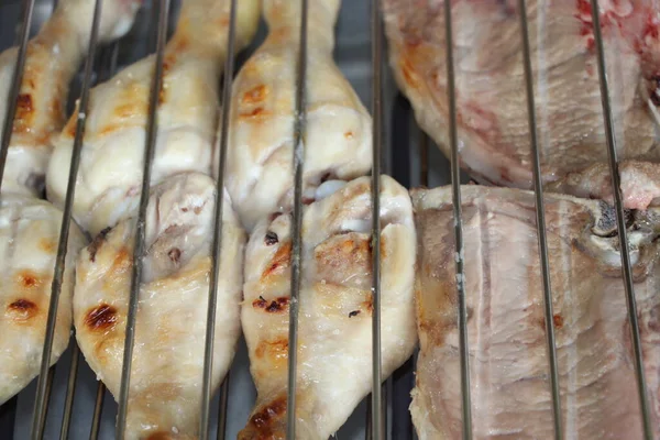 肉と鶏肉とソーセージを混ぜてバーベキューで調理します — ストック写真