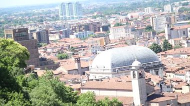 Bir Brescia, şehir Kuzey İtalya'daki havadan görünümü