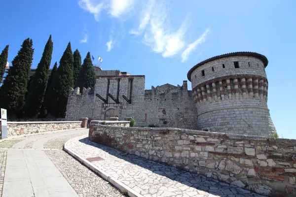 Parede Pedra Com Merlões Portão Ponte Levadiça Castelo Medieval Bréscia — Fotografia de Stock