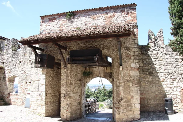 Parede Pedra Com Merlões Portão Ponte Levadiça Castelo Medieval Bréscia — Fotografia de Stock