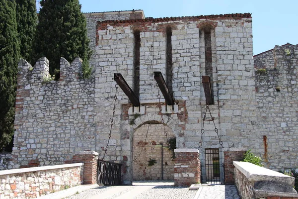 Kamienny Mur Merlonami Bramą Zwodzoną Średniowiecznego Zamku Brescia Północnych Włoszech — Zdjęcie stockowe