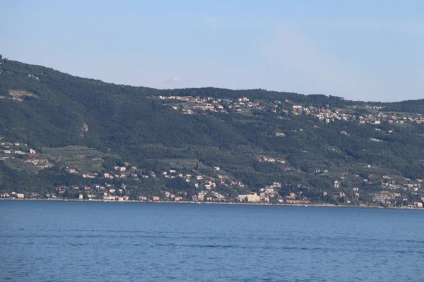 Вид Озеро Гарда Півночі Італії — стокове фото