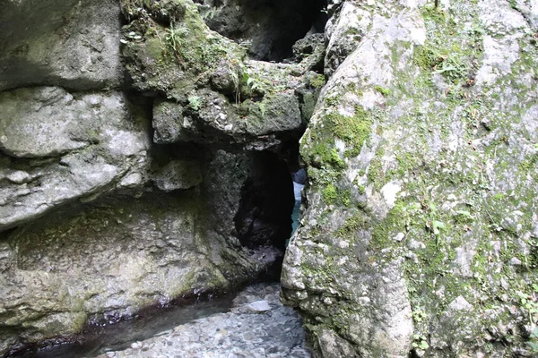 Vista Natural Con Río Subterráneo Entre Las Rocas — Foto de Stock