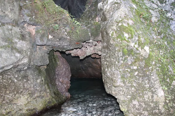 Vista Natural Con Río Subterráneo Entre Las Rocas — Foto de Stock