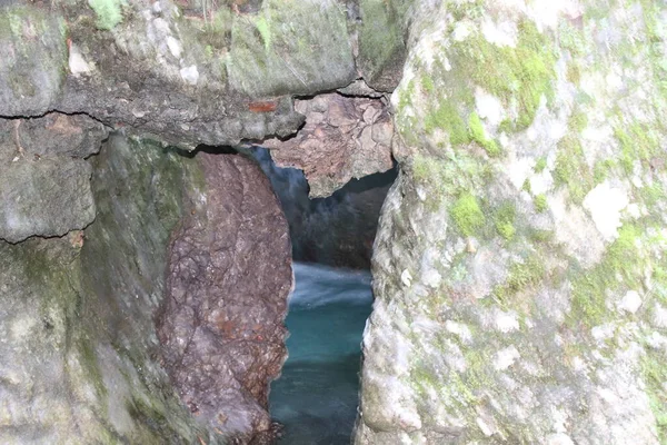 Vista Natural Con Río Subterráneo Entre Las Rocas — Foto de Stock