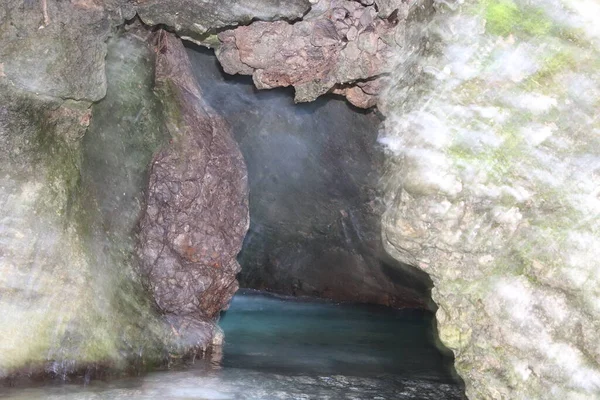 Vista Natural Con Río Subterráneo Entre Las Rocas — Foto de Stock