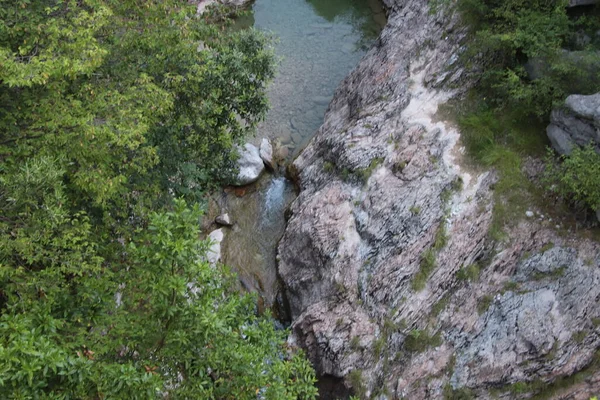 Γραφικό Φυσικό Τοπίο Όμορφες Καταρράκτες Του Ορεινού Κολπίσκου Ανάμεσα Καταπράσινους — Φωτογραφία Αρχείου