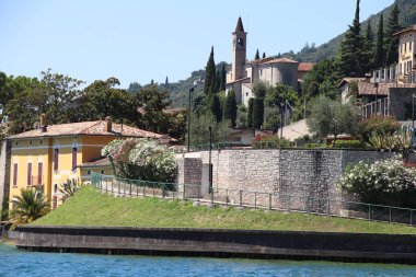 Gargnano manzaralı, Kuzey İtalya 'da Garda Gölü' nde küçük bir köy.