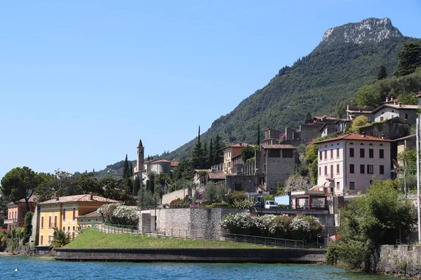 北イタリアのガルダ湖の小さな村ガルニャーノの眺め — ストック写真