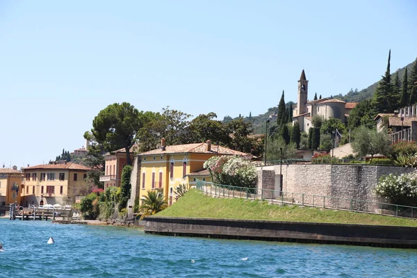 北イタリアのガルダ湖の小さな村ガルニャーノの眺め — ストック写真