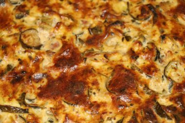 Ispanaklı ev yapımı tart pastırması, domuz pastırması, florentine quiche, peynir
