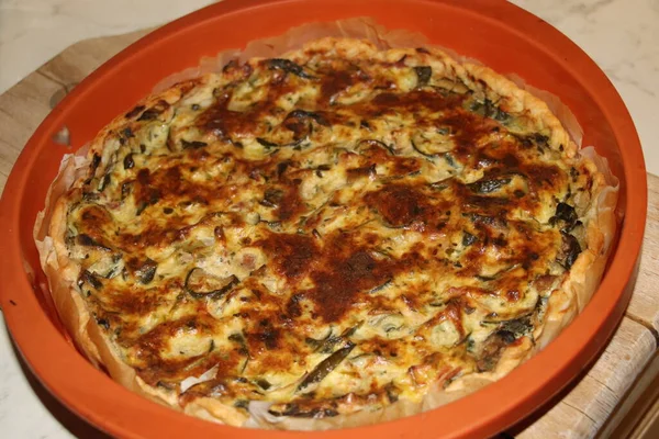 Ispanaklı ev yapımı tart pastırması, domuz pastırması, florentine quiche, peynir