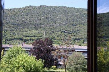 Pencerelerden yeşil dağların manzarası