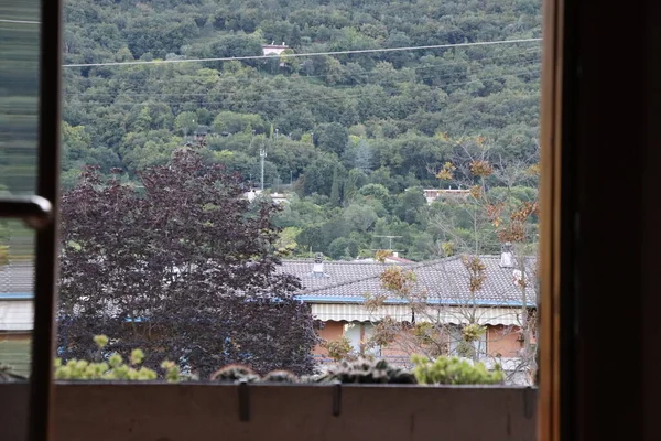 Blick Auf Grüne Berge Durch Die Fenster — Stockfoto