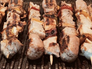 Lezzetli ızgara kebabın yanına.