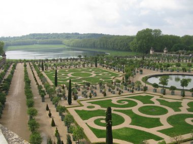 Fransa'da Versailles Sarayı bahçeleri eğimli görünümü. Vista panoramica de los jardines del Palacio de Versalles en Francia
