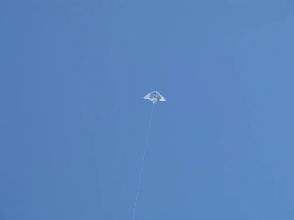 Cometa Volando Cielo Azul — Foto de Stock