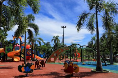 Oyun alanı, güneşli bir günde